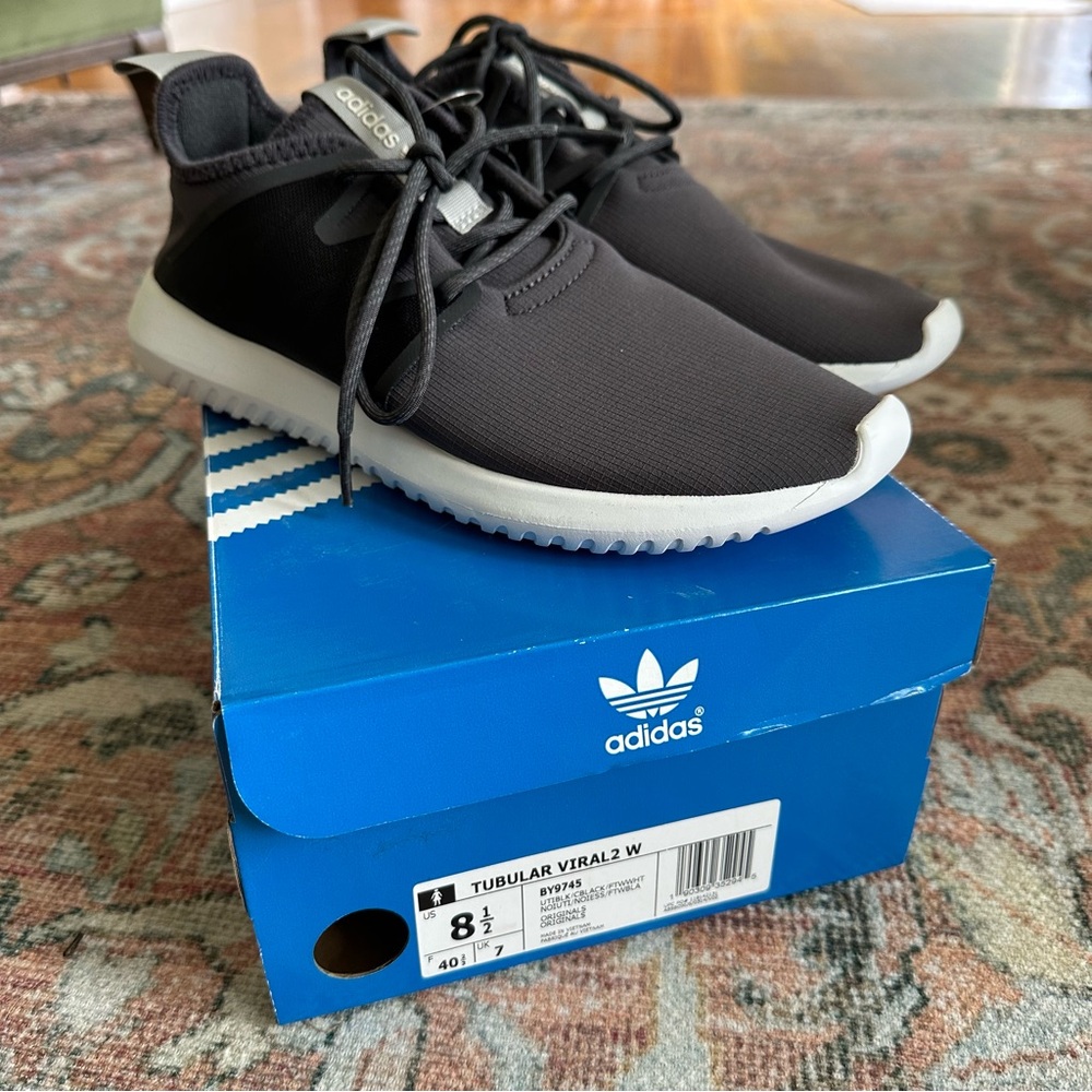Adidas Sneakers